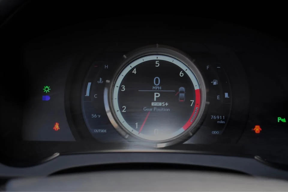 2015 Lexus RC - Image 13 of 20