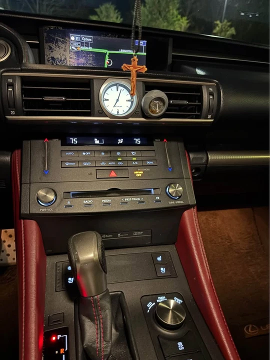 2015 Lexus RC - Image 5 of 10