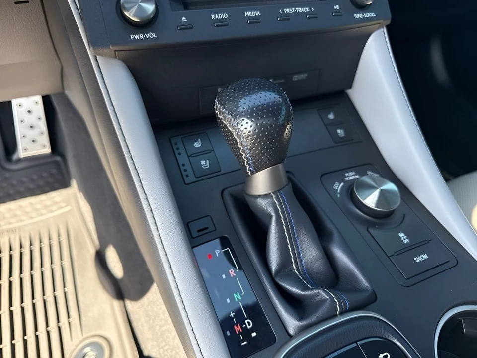 2015 Lexus RC F - Image 17 of 31