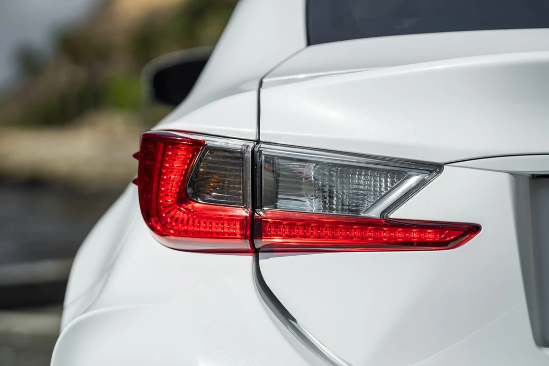 2015 Lexus RC F - Image 19 of 31