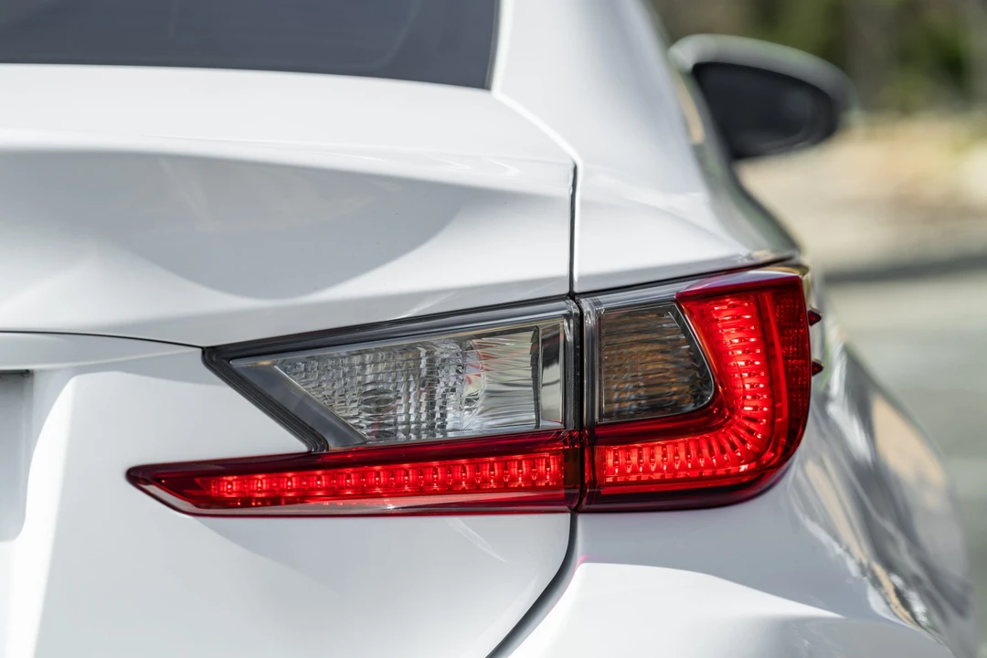 2015 Lexus RC F - Image 18 of 31