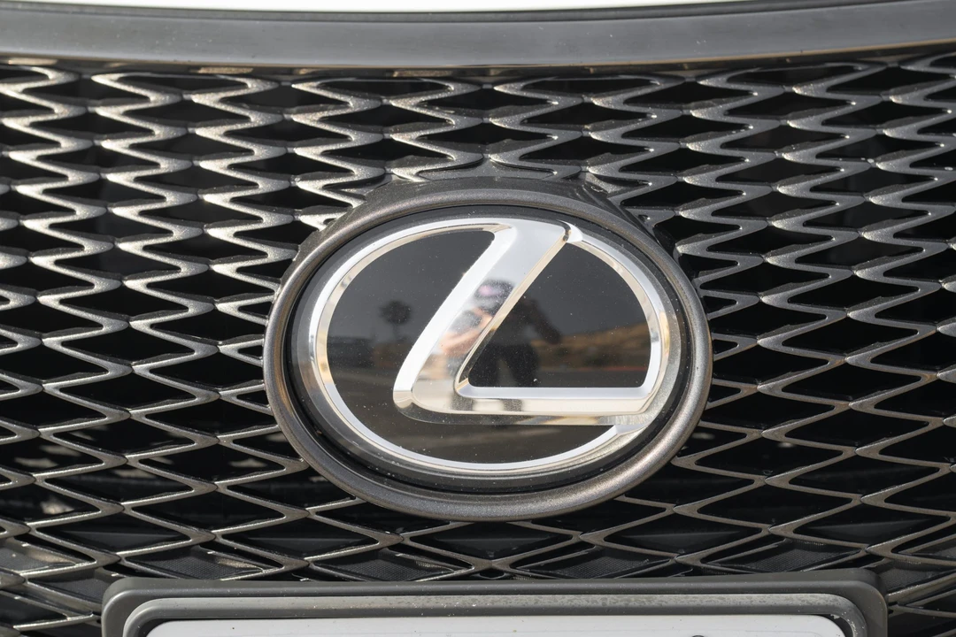 2015 Lexus RC F - Image 26 of 31