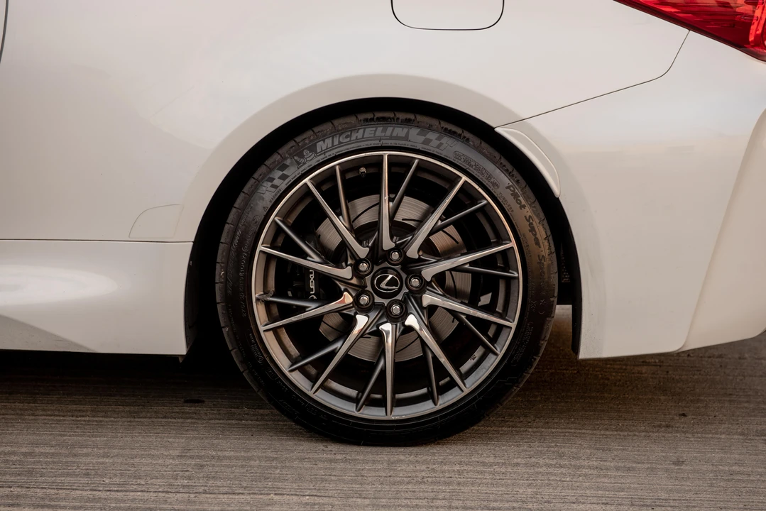 2015 Lexus RC F - Image 19 of 31