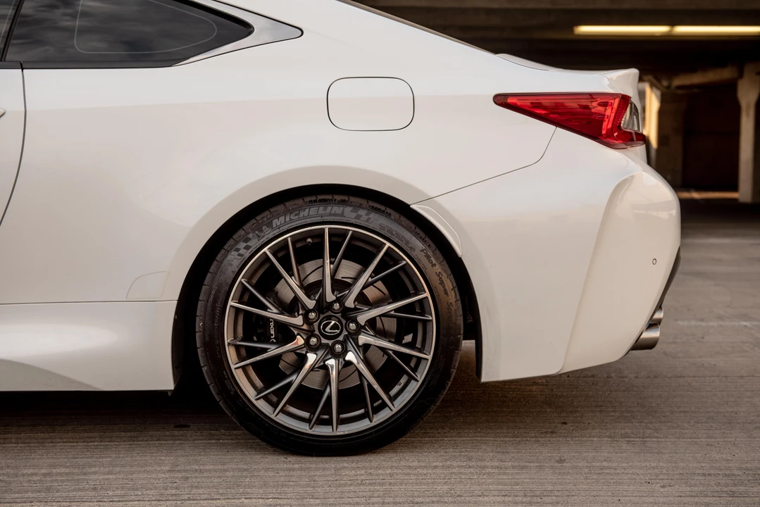 2015 Lexus RC F - Image 16 of 31