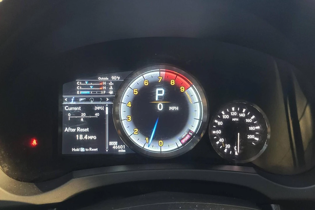 2015 Lexus RC F - Image 28 of 31