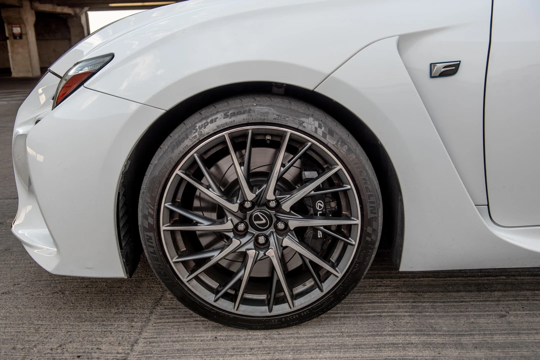 2015 Lexus RC F - Image 18 of 31