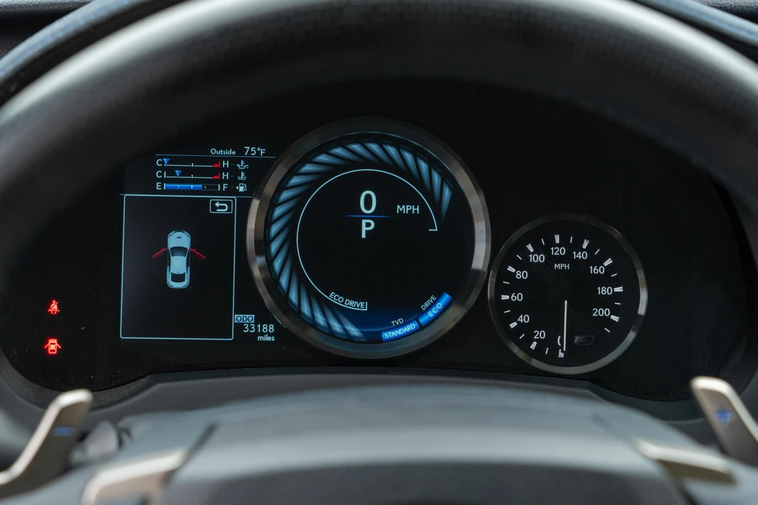 2015 Lexus RC F - Image 24 of 31