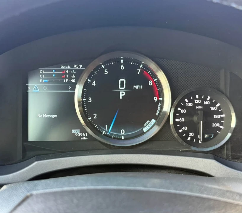 2015 Lexus RC F - Image 15 of 17