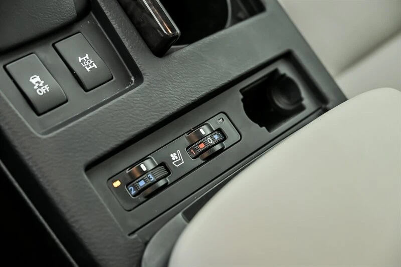 2015 Lexus RC - Image 28 of 29