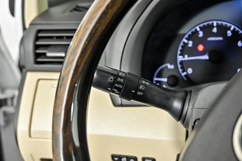 2015 Lexus RC - Image 24 of 31