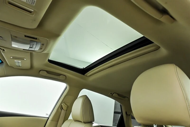 2015 Lexus RC - Image 18 of 31