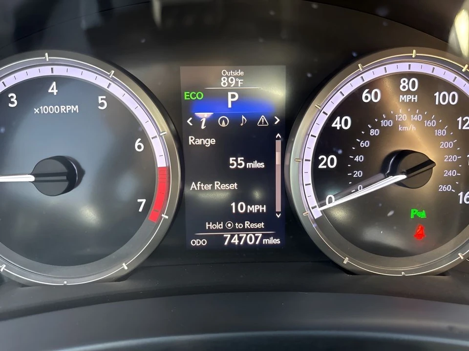 2015 Lexus RC - Image 27 of 31