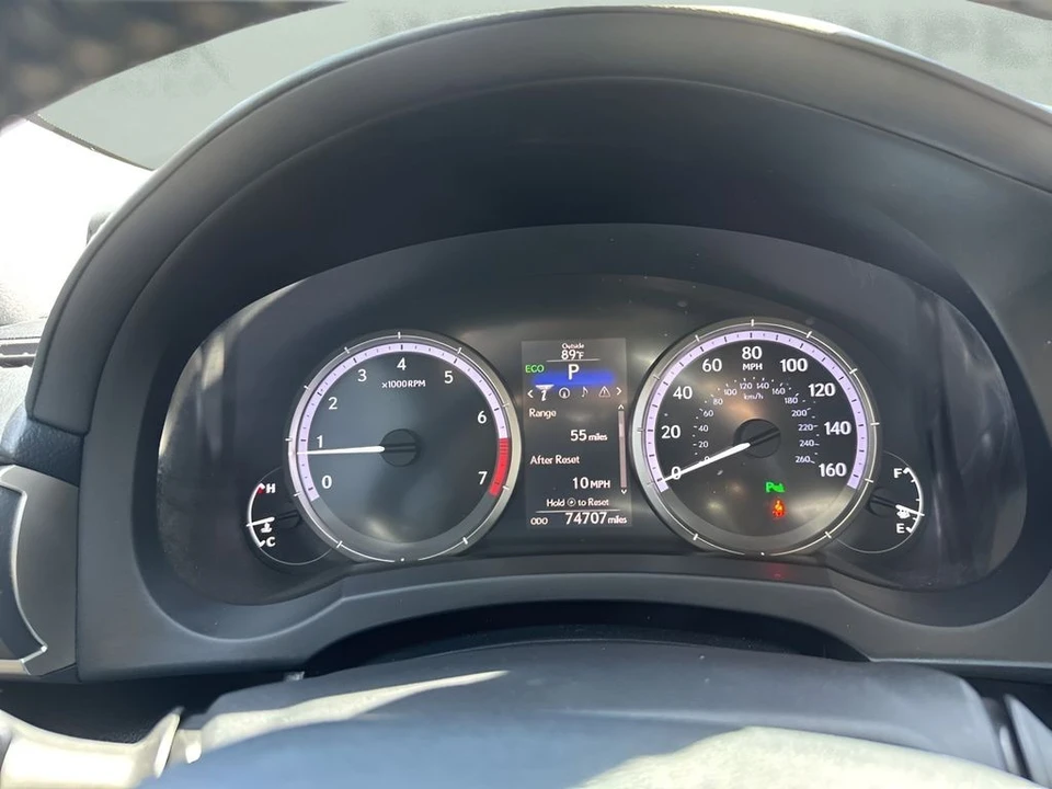2015 Lexus RC - Image 26 of 31