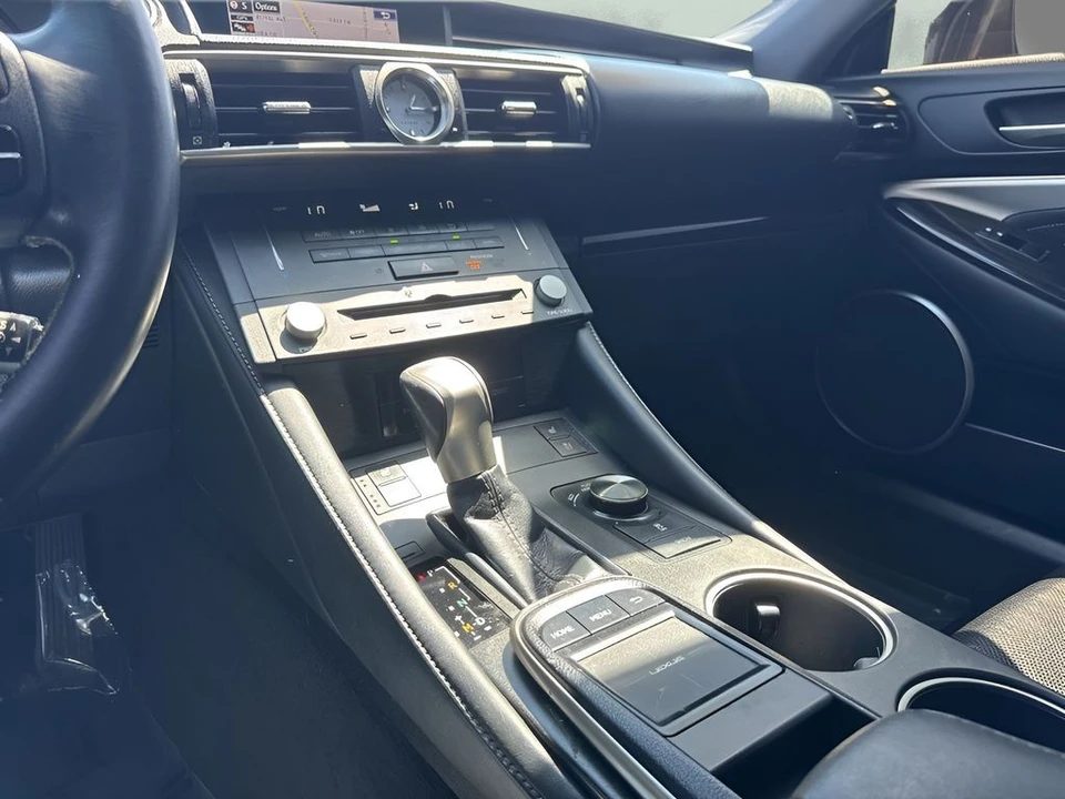 2015 Lexus RC - Image 17 of 31
