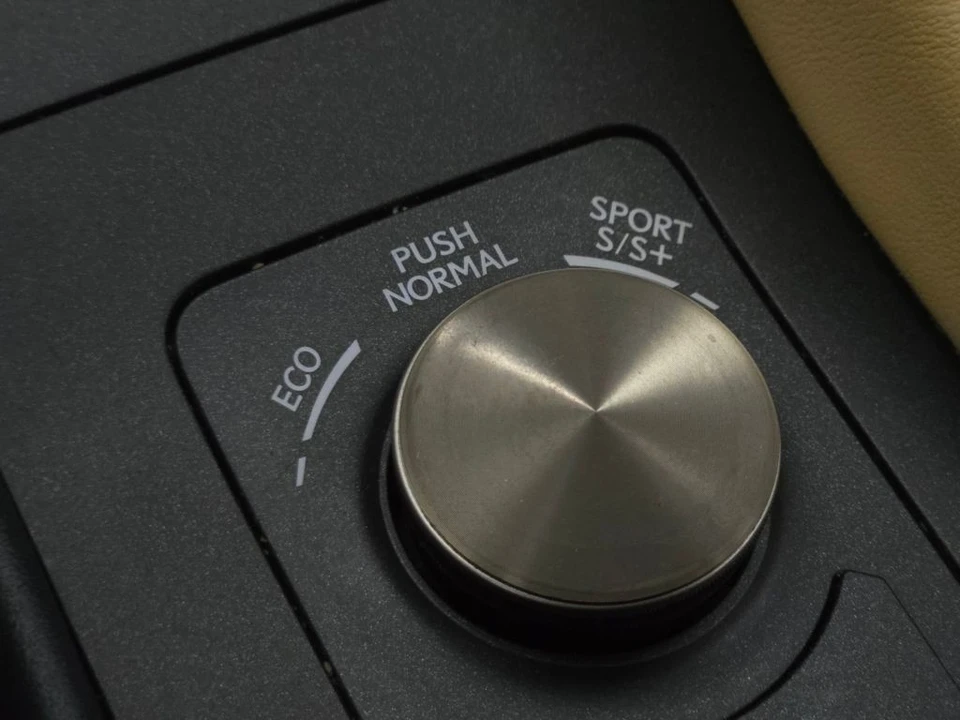 2015 Lexus RC - Image 4 of 12