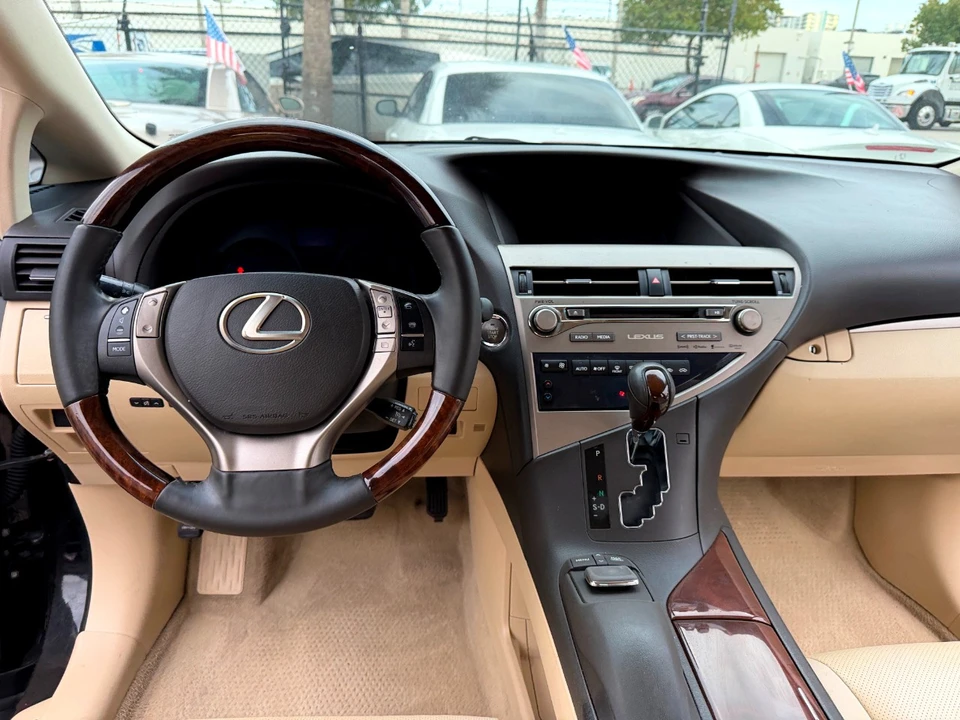 2015 Lexus RC - Image 26 of 31