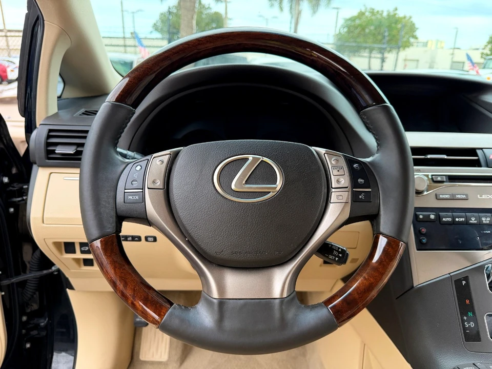 2015 Lexus RC - Image 25 of 31