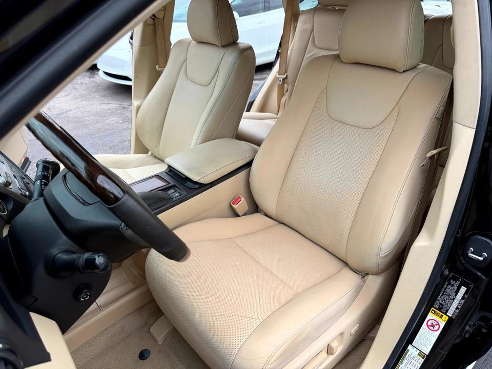 2015 Lexus RC - Image 24 of 31