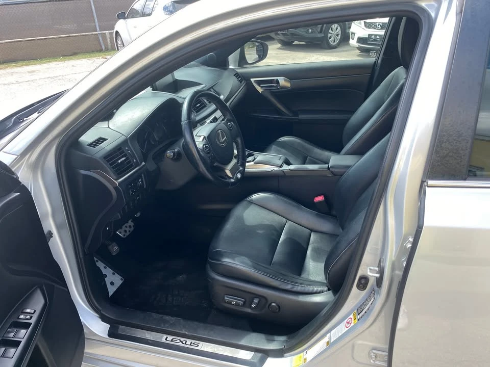 2015 Lexus CT - Image 9 of 14