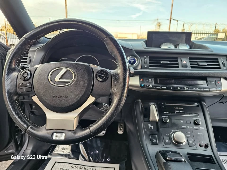 2015 Lexus CT - Image 13 of 20