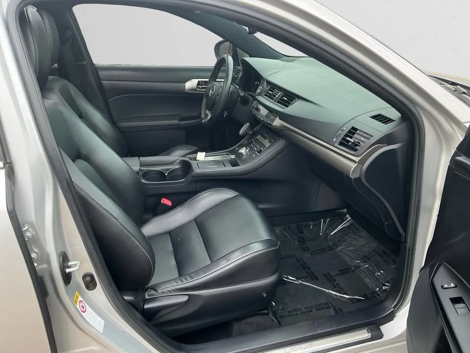 2015 Lexus CT - Image 16 of 18