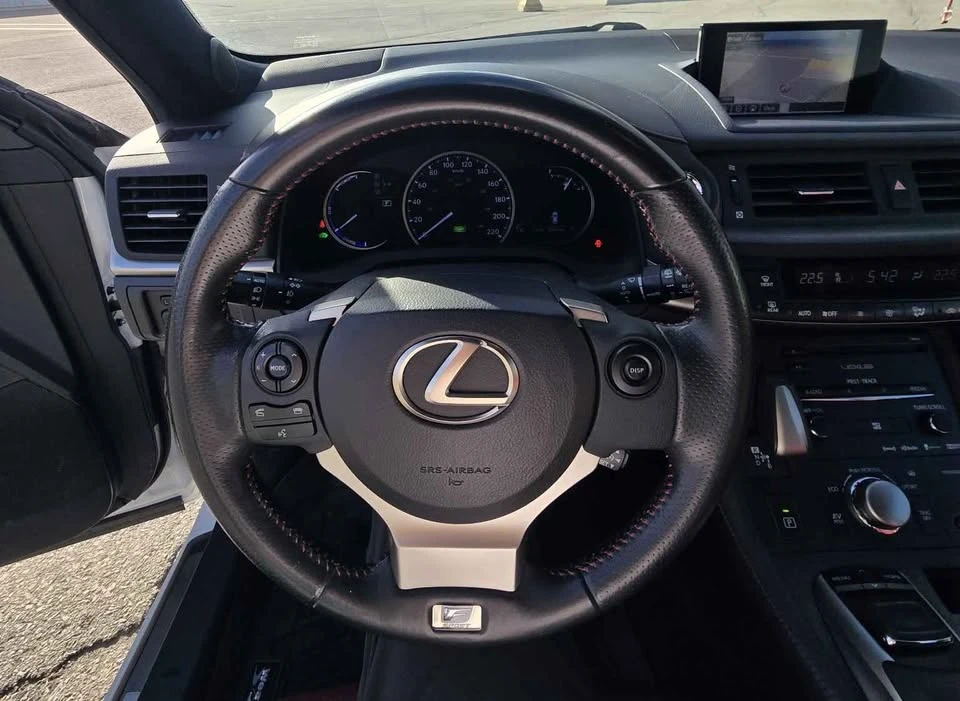2015 Lexus CT - Image 2 of 4