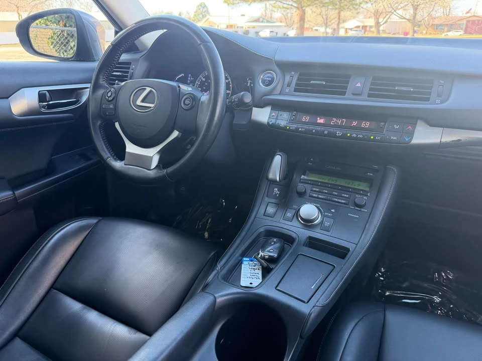 2015 Lexus CT - Image 15 of 20
