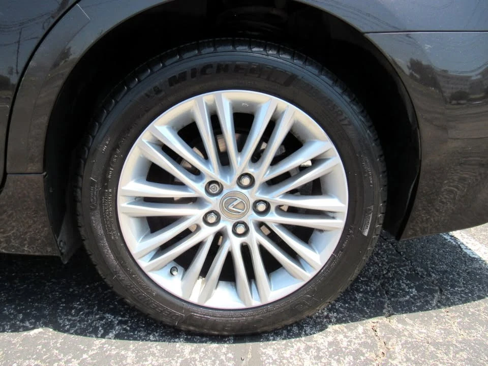 2015 Lexus ES 6th Gen - Image 9 of 19