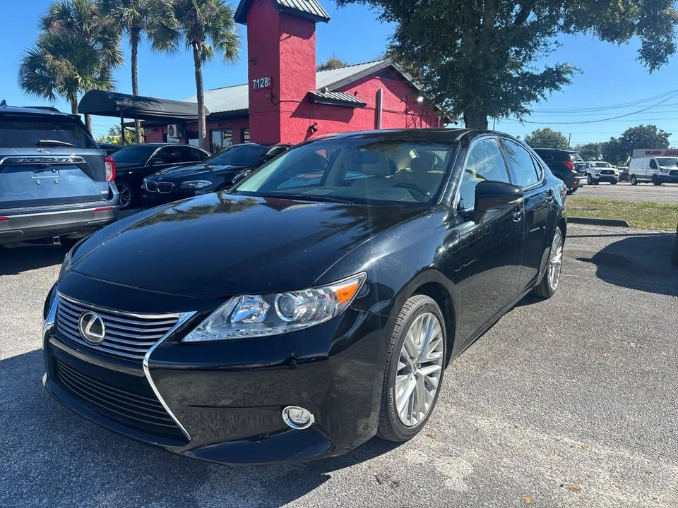 2015 Lexus ES 6th Gen - Image 2 of 10