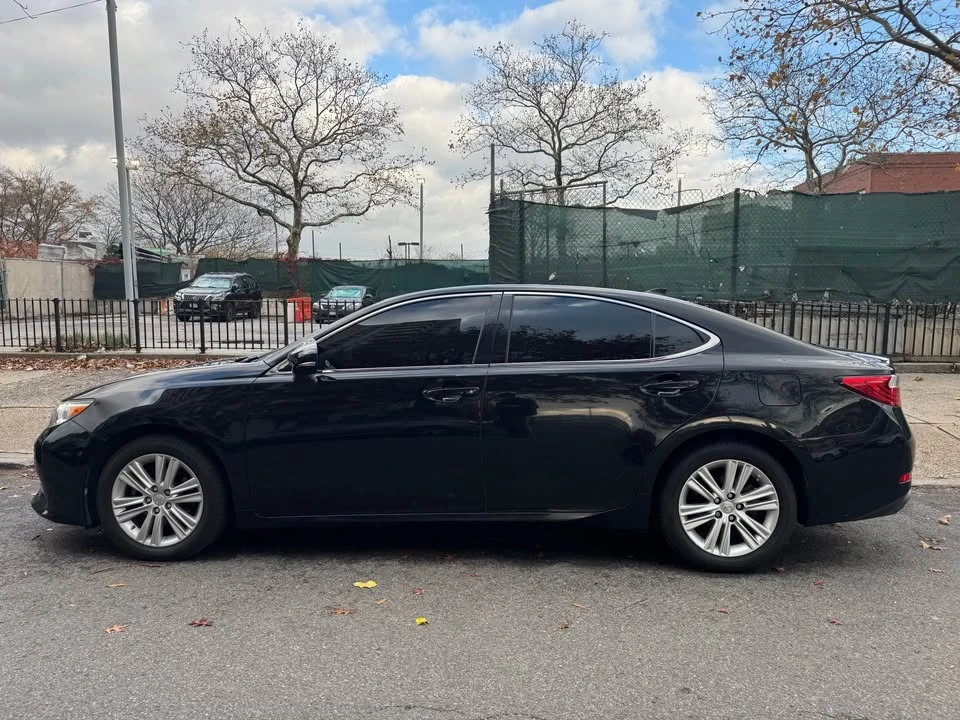 2015 Lexus ES 6th Gen - Image 4 of 15