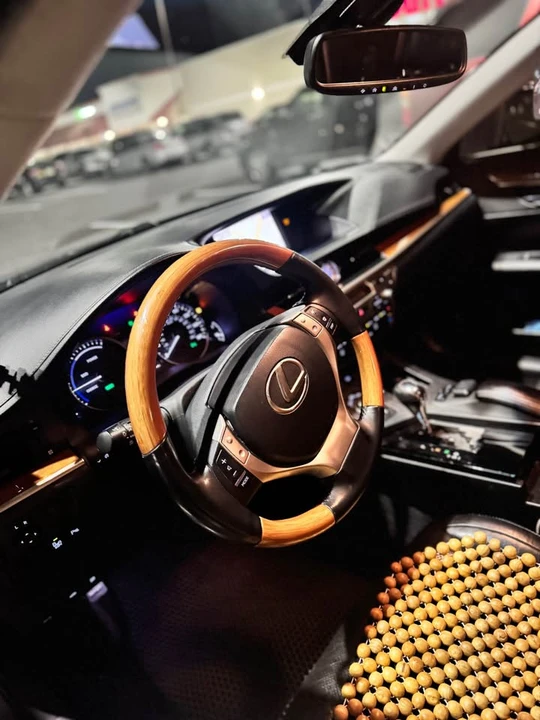 2015 Lexus ES 6th Gen - Image 5 of 10