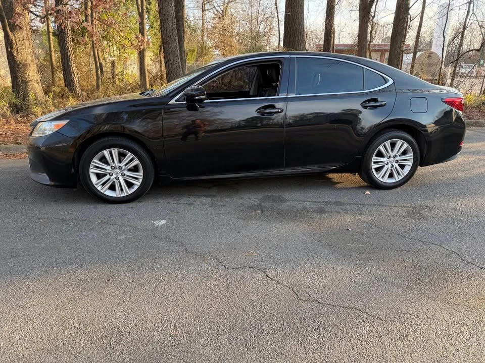 2015 Lexus ES 6th Gen - Image 2 of 19