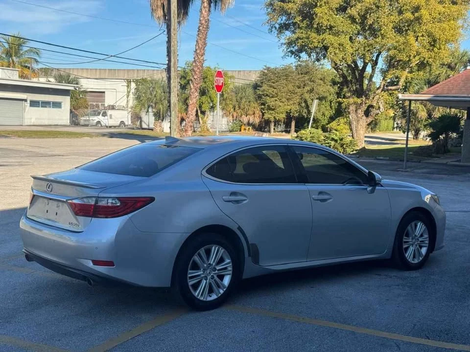 2015 Lexus ES 6th Gen - Image 4 of 8