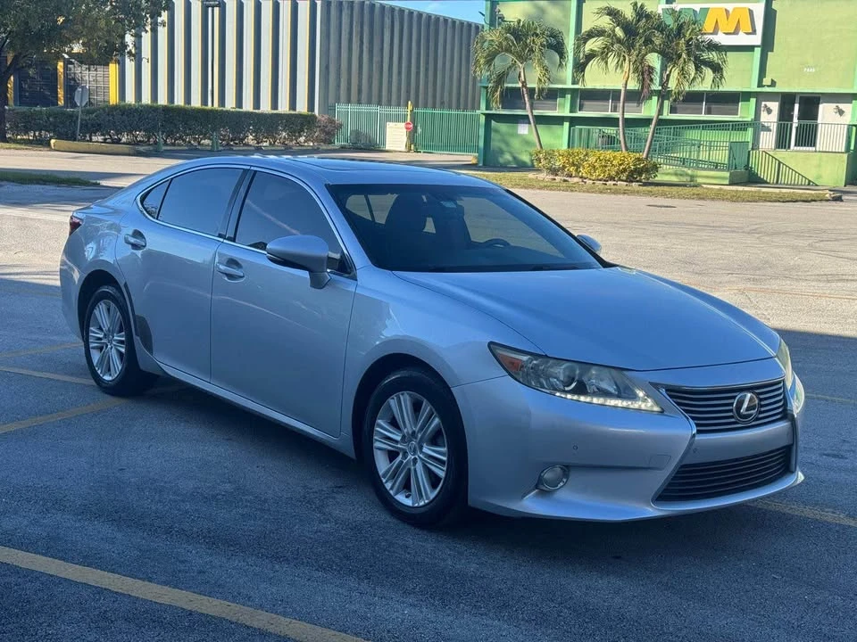 2015 Lexus ES 6th Gen - Image 3 of 7