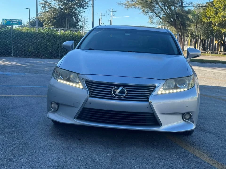 2015 Lexus ES 6th Gen - Image 2 of 7