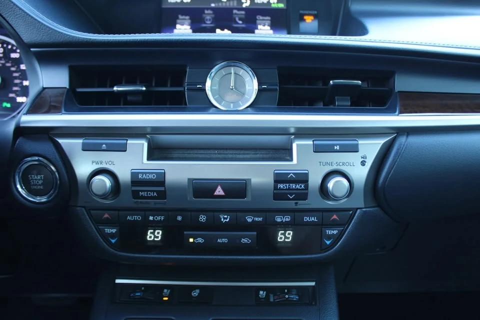 2015 Lexus ES 6th Gen - Image 17 of 20