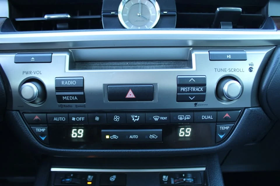 2015 Lexus ES 6th Gen - Image 19 of 20