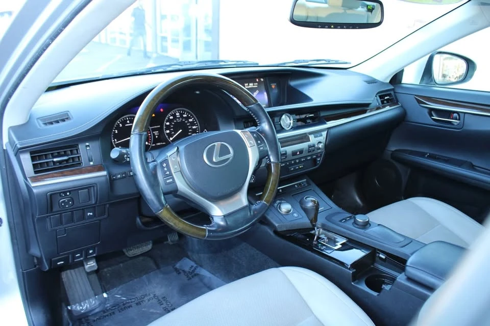 2015 Lexus ES 6th Gen - Image 9 of 20