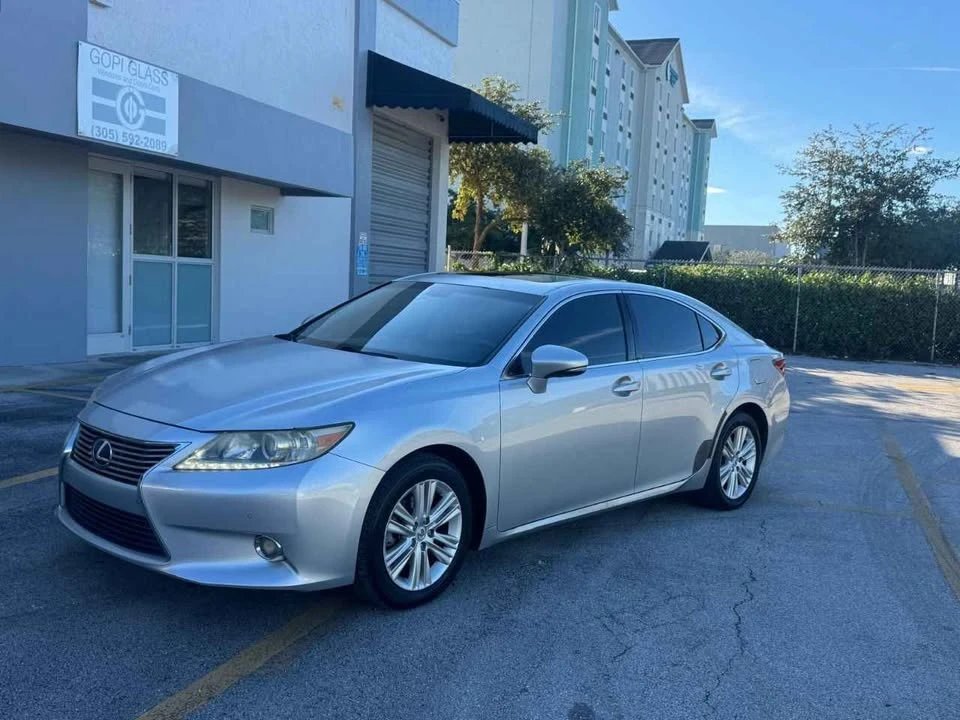 2015 Lexus ES 6th Gen - Image 3 of 8