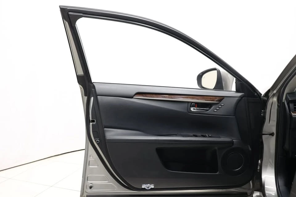 2015 Lexus ES 6th Gen - Image 10 of 20