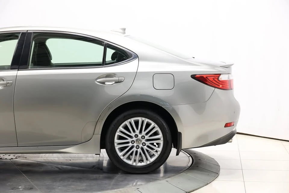2015 Lexus ES 6th Gen - Image 9 of 20