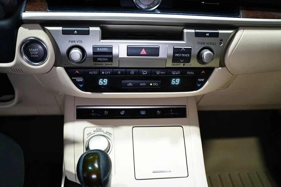 2015 Lexus ES 6th Gen - Image 14 of 20