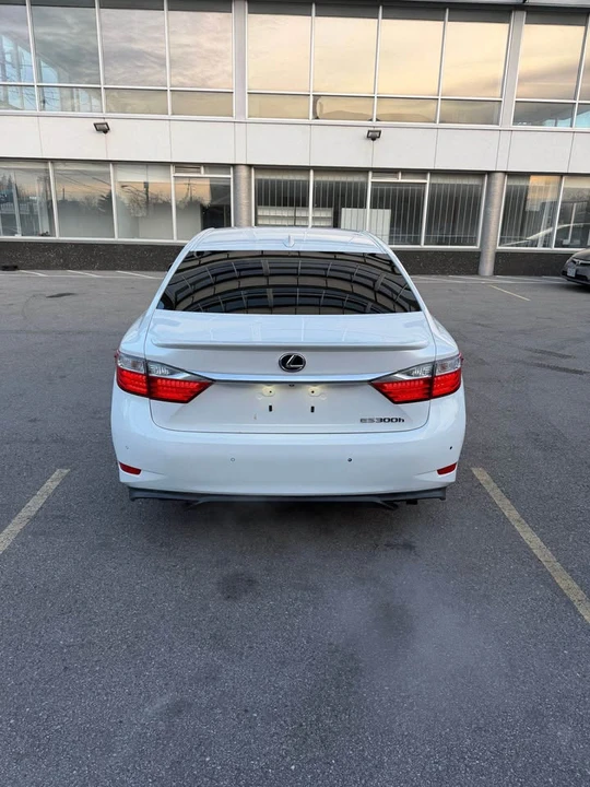 2015 Lexus ES 6th Gen - Image 8 of 11