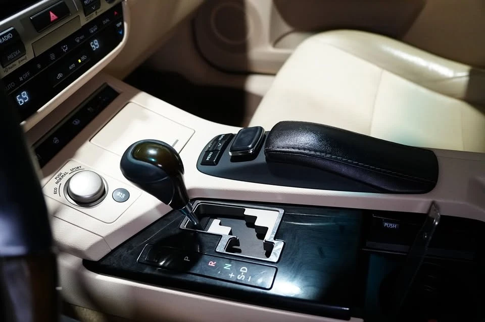 2015 Lexus ES 6th Gen - Image 15 of 20