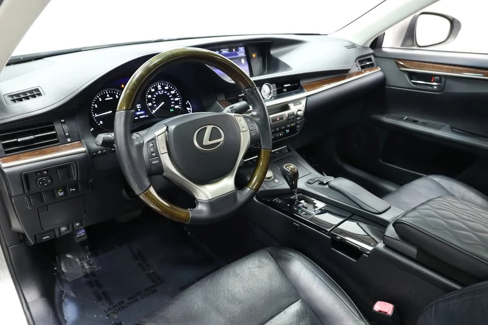 2015 Lexus ES 6th Gen - Image 17 of 20