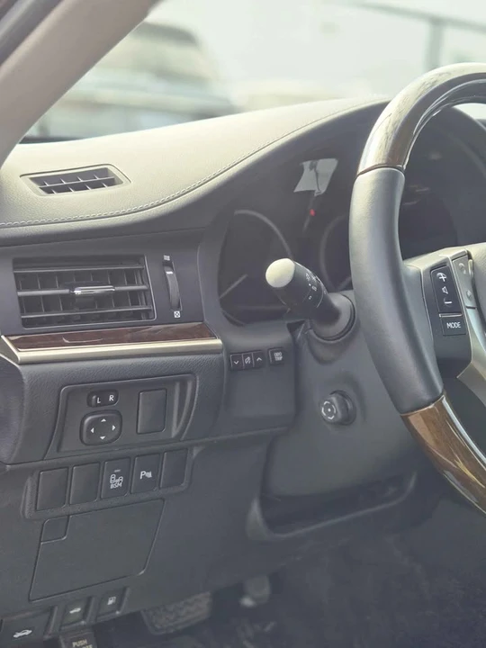 2015 Lexus ES 6th Gen - Image 5 of 9