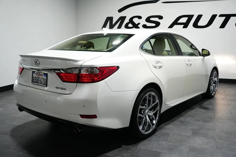 2015 Lexus ES 6th Gen - Image 10 of 20
