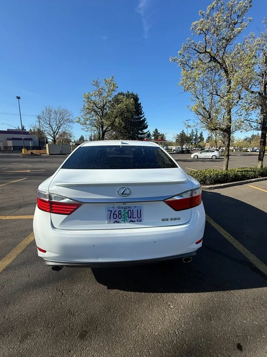 2015 Lexus ES 6th Gen - Image 2 of 10