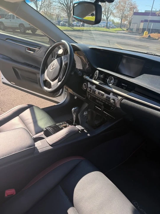 2015 Lexus ES 6th Gen - Image 8 of 10