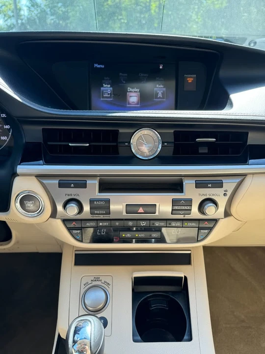 2015 Lexus ES 6th Gen - Image 11 of 16